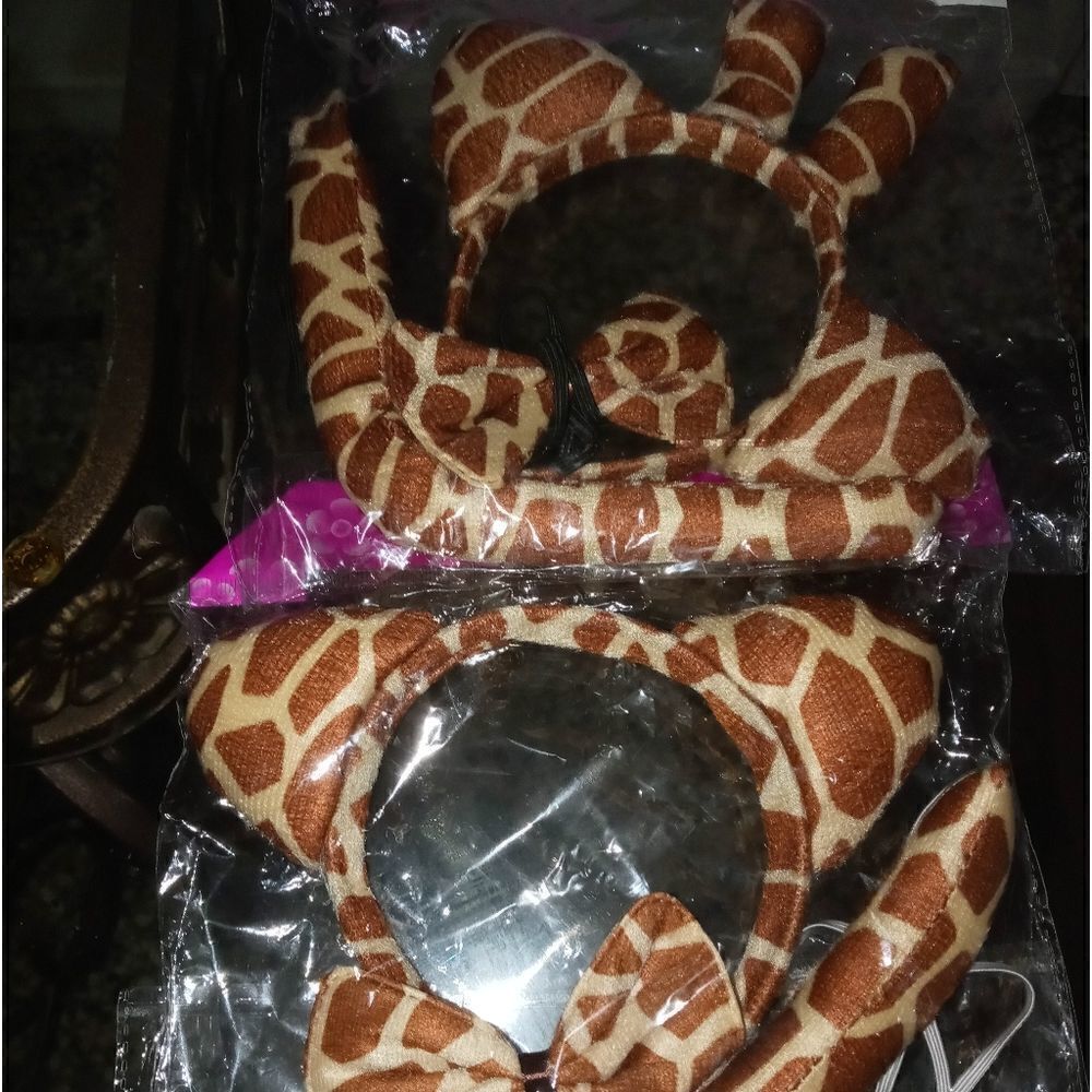 Giraffe or cat costume (cross play)